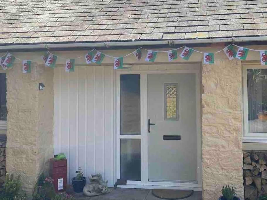 Beautiful Renovated Former Coach House Llandeilo Extérieur photo